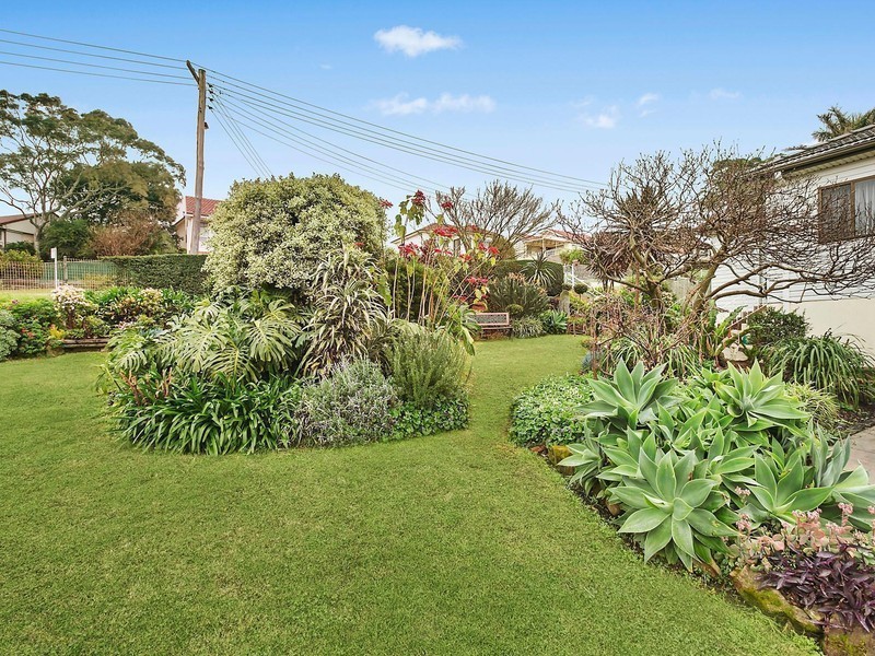 11 Claremont Avenue, Lake Heights NSW 2502