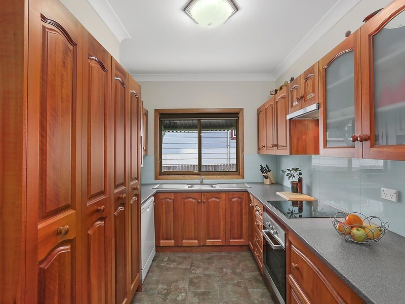 10 Lachlan Street, Thirroul NSW 2515