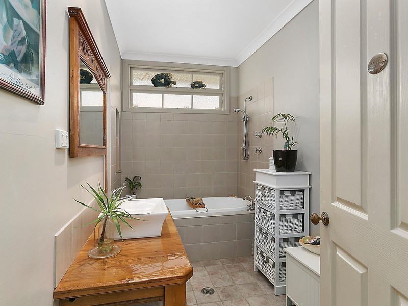 11 Henley Road, Thirroul NSW 2515