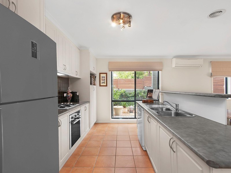 1/136 Halloran Drive, Jerrabomberra NSW 2619