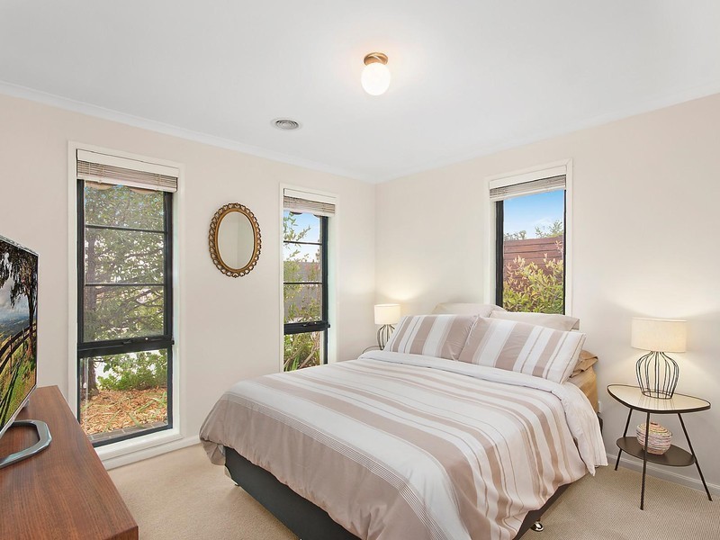 1/136 Halloran Drive, Jerrabomberra NSW 2619