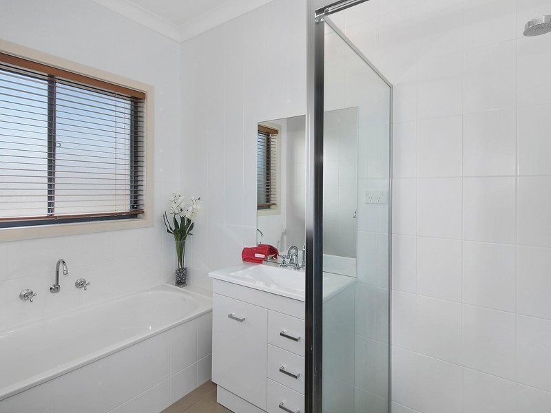 2/3 Umina Place, Jerrabomberra NSW 2619