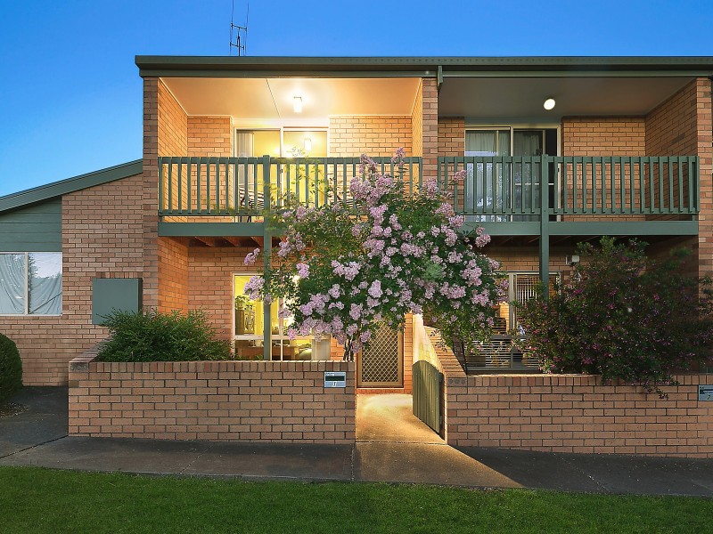1/4 Booth Street, Queanbeyan NSW 2620