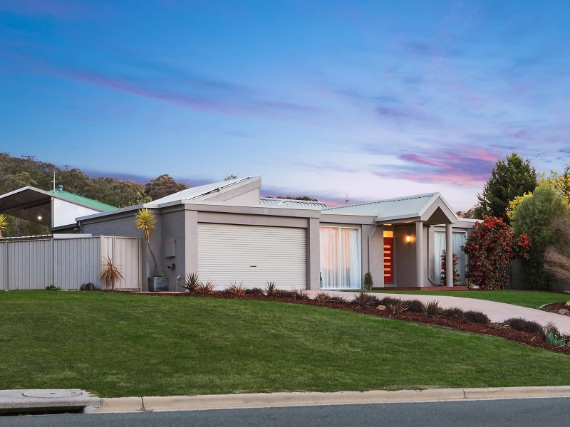 8 Carolyn Jackson Drive, Jerrabomberra NSW 2619