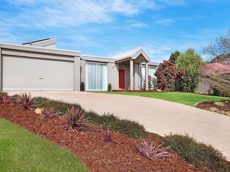 8 Carolyn Jackson Drive, Jerrabomberra NSW 2619