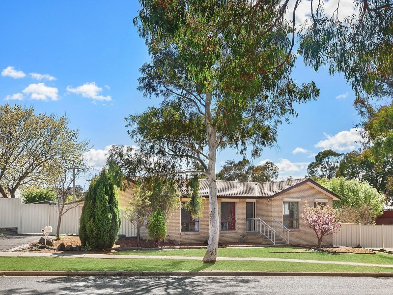 18 Castleton Crescent, Gowrie ACT 2904