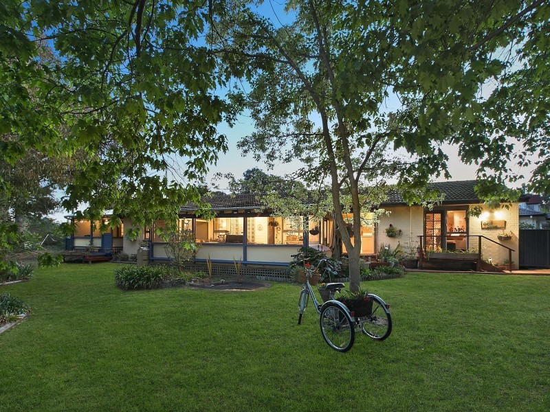 8 Thorn Place, Curtin ACT 2605