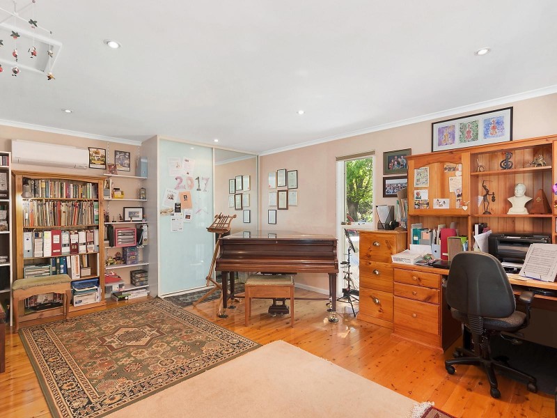 8 Thorn Place, Curtin ACT 2605