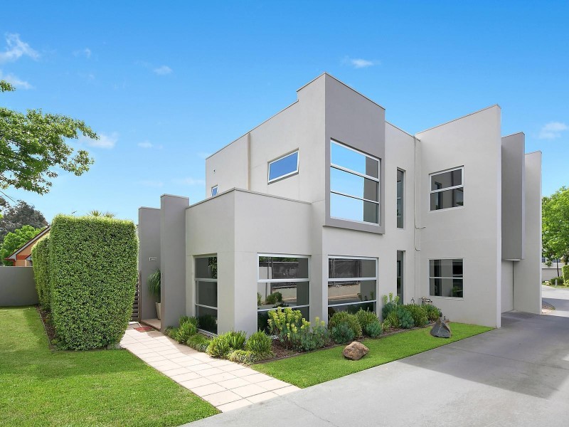 1/6 Hall Street, Lyneham ACT 2602