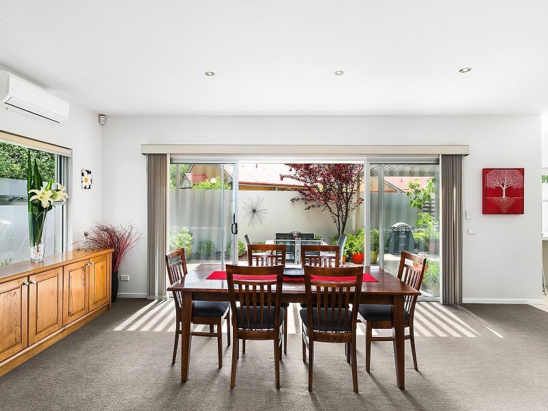 1/6 Hall Street, Lyneham ACT 2602