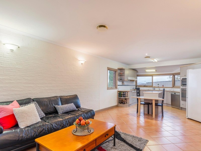 8/74 Crest Park Parade, Queanbeyan NSW 2620