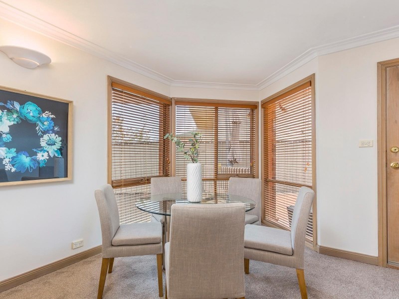 8/74 Crest Park Parade, Queanbeyan NSW 2620