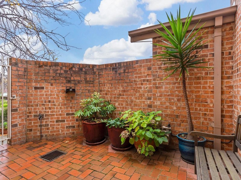 8/74 Crest Park Parade, Queanbeyan NSW 2620