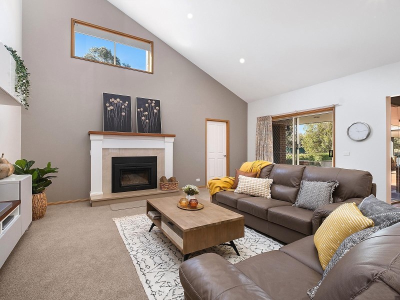 18 Lakeview Gardens, Jerrabomberra NSW 2619