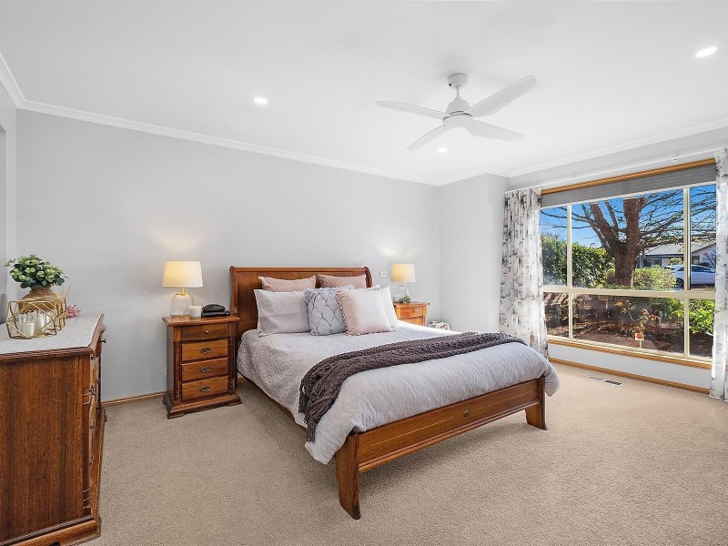 18 Lakeview Gardens, Jerrabomberra NSW 2619