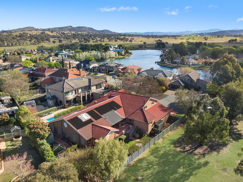 18 Lakeview Gardens, Jerrabomberra NSW 2619