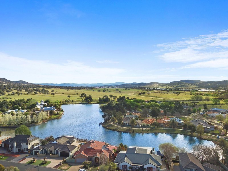 18 Lakeview Gardens, Jerrabomberra NSW 2619