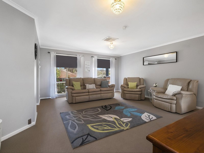 15 Bellchambers Crescent, Banks ACT 2906