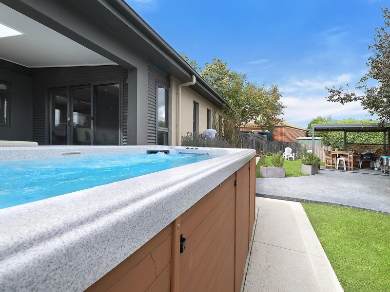 16 Winter Place, Jerrabomberra NSW 2619