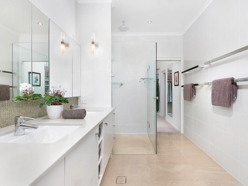 10 Glencairn Avenue, Indooroopilly QLD 4068