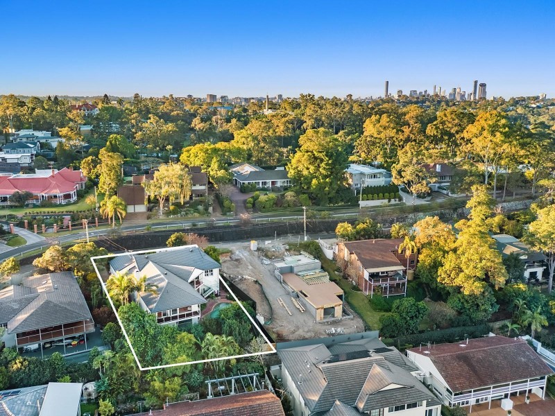 10 Glencairn Avenue, Indooroopilly QLD 4068