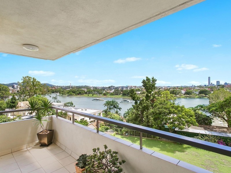 17/36 Jerdanefield Road, St Lucia QLD 4067