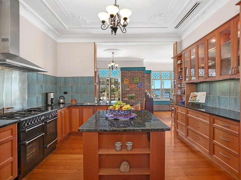 10 Crescent Road, Hamilton QLD 4007