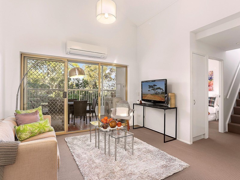 18/15 Clarence Road, Indooroopilly QLD 4068