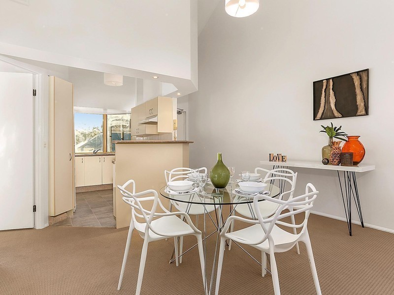 18/15 Clarence Road, Indooroopilly QLD 4068