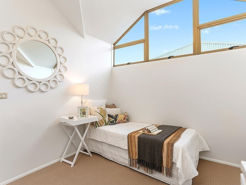 18/15 Clarence Road, Indooroopilly QLD 4068