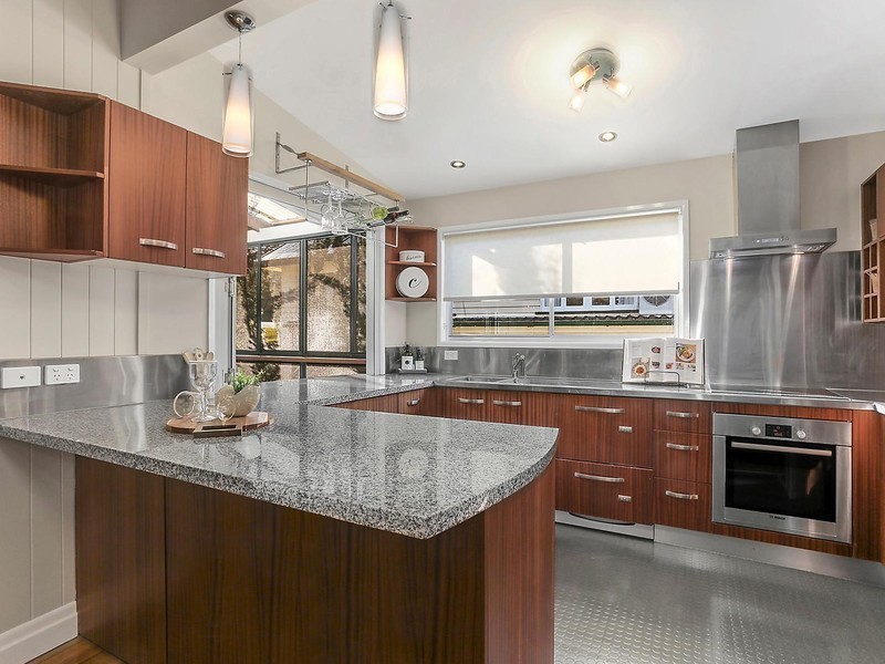 16 Hardwick Terrace, Bardon QLD 4065