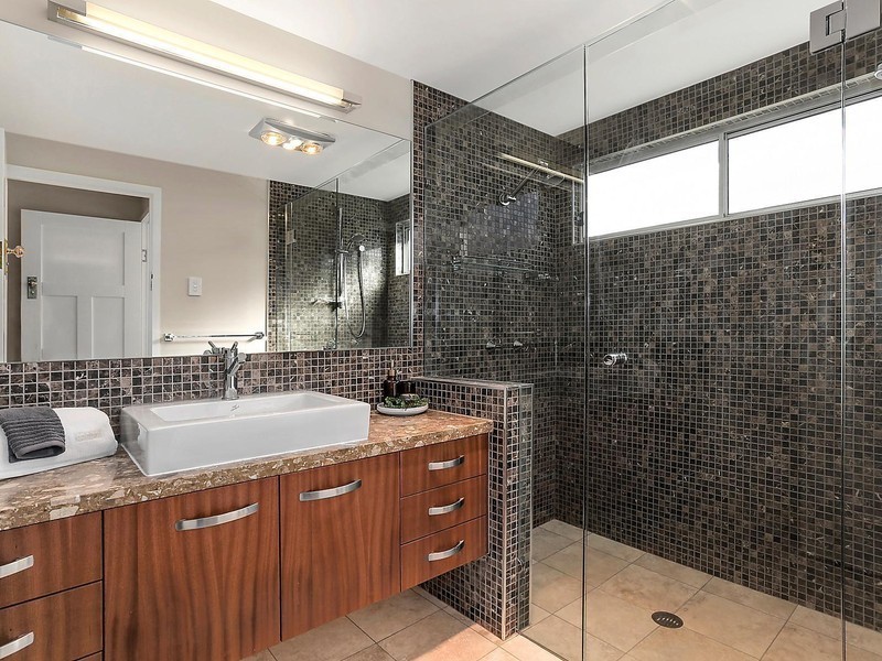 16 Hardwick Terrace, Bardon QLD 4065