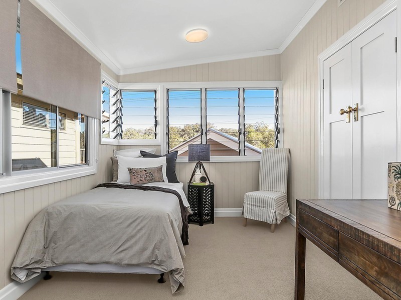 16 Hardwick Terrace, Bardon QLD 4065