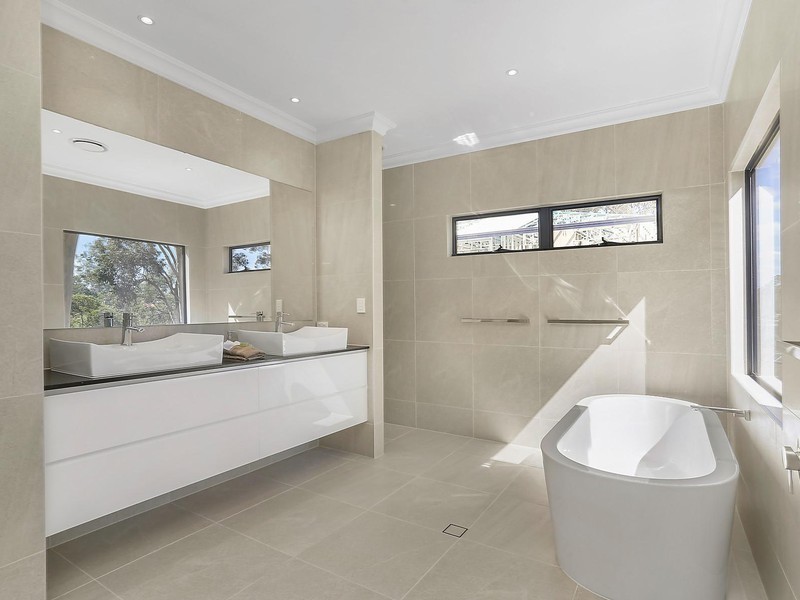 9 Henrii Lane, Chapel Hill QLD 4069