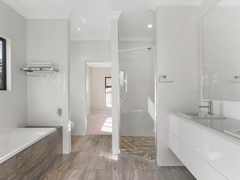 9 Henrii Lane, Chapel Hill QLD 4069