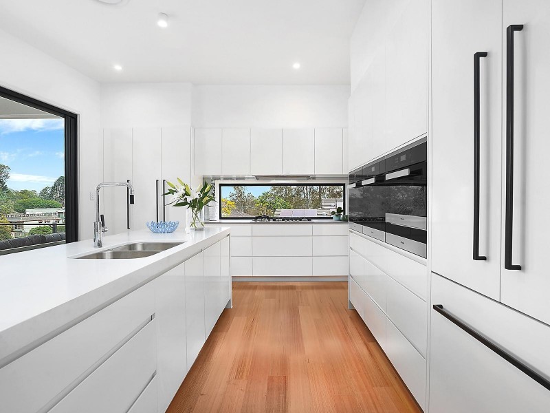 8 Glencairn Avenue, Indooroopilly QLD 4068