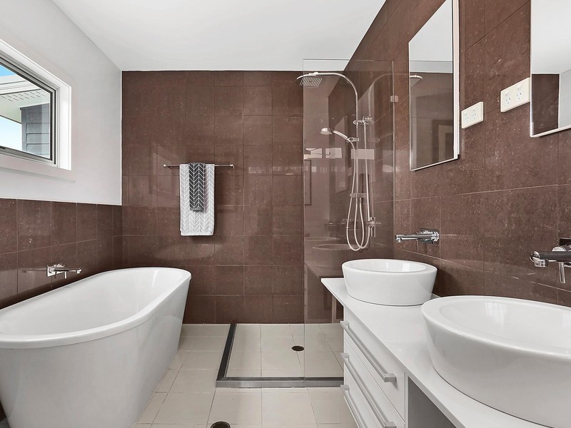 60 King Arthur Terrace, Tennyson QLD 4105