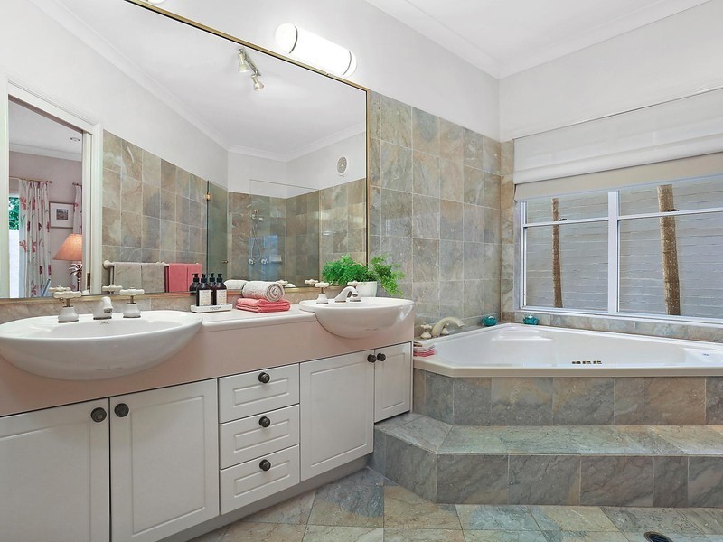 7 Moncrieff Court, Mount Ommaney QLD 4074