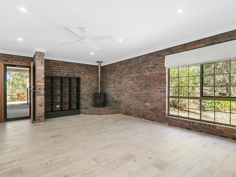 9 Logan Court, Clear Mountain QLD 4500