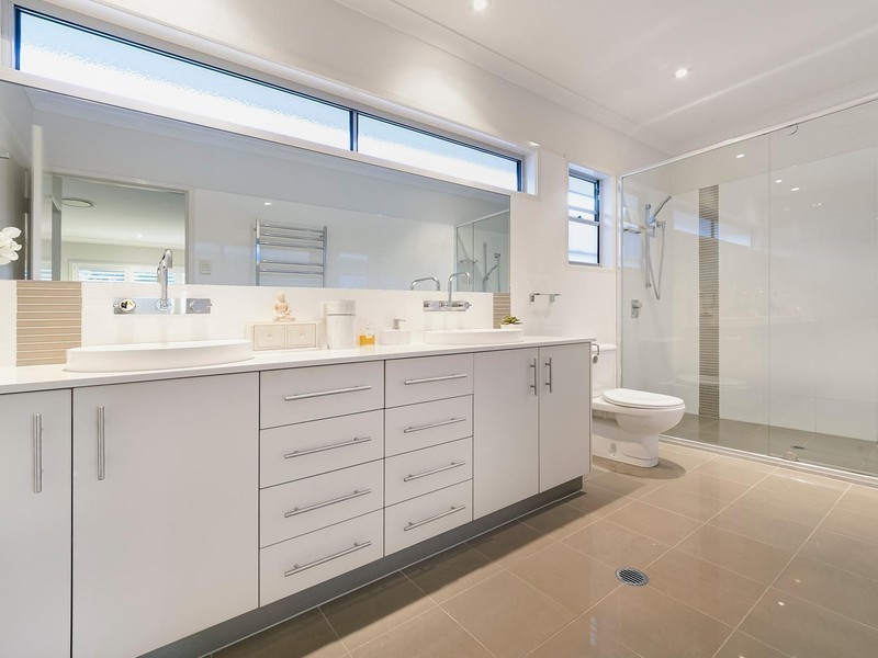 34 Raceview Avenue, Hendra QLD 4011