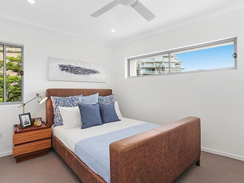 16 Kings Road, Taringa QLD 4068