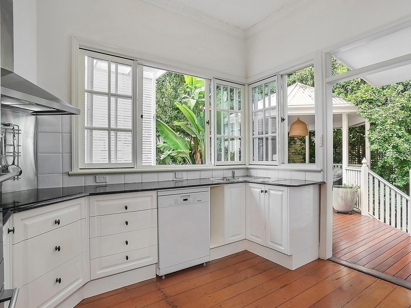 18 Goldsworthy Avenue, Hamilton QLD 4007