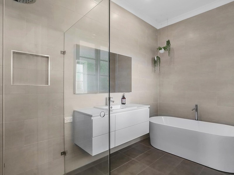 18 Goldsworthy Avenue, Hamilton QLD 4007