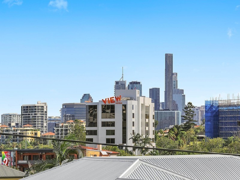 18 Goldsworthy Avenue, Hamilton QLD 4007