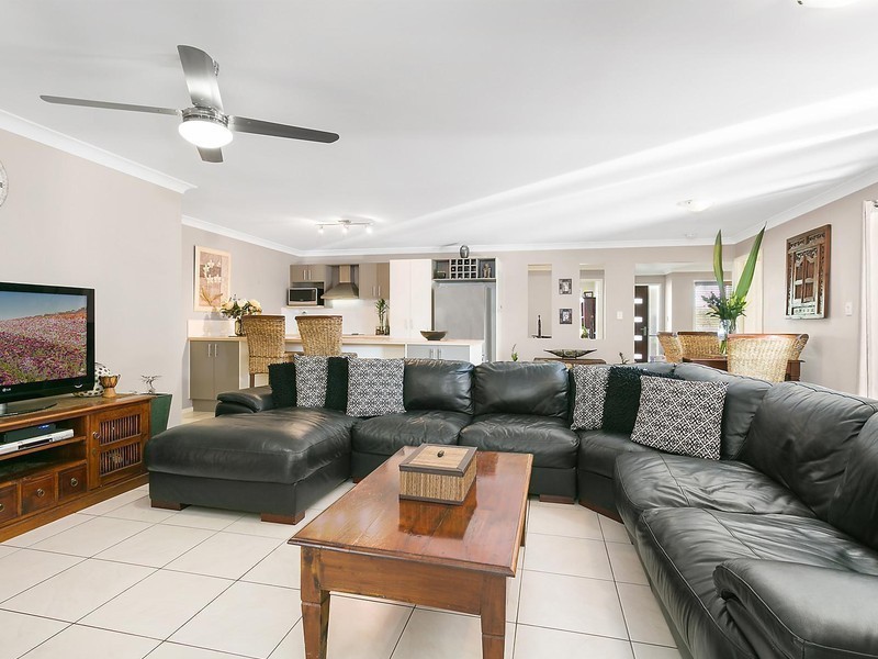 2 Highland Place, Forest Lake QLD 4078