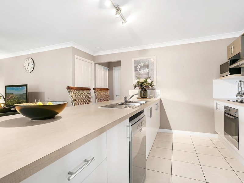 2 Highland Place, Forest Lake QLD 4078