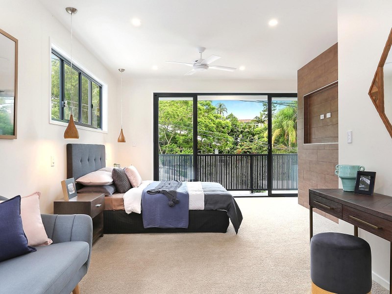 77 Eighth Avenue, St Lucia QLD 4067