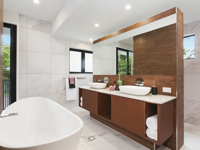 77 Eighth Avenue, St Lucia QLD 4067