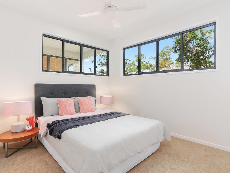 77 Eighth Avenue, St Lucia QLD 4067