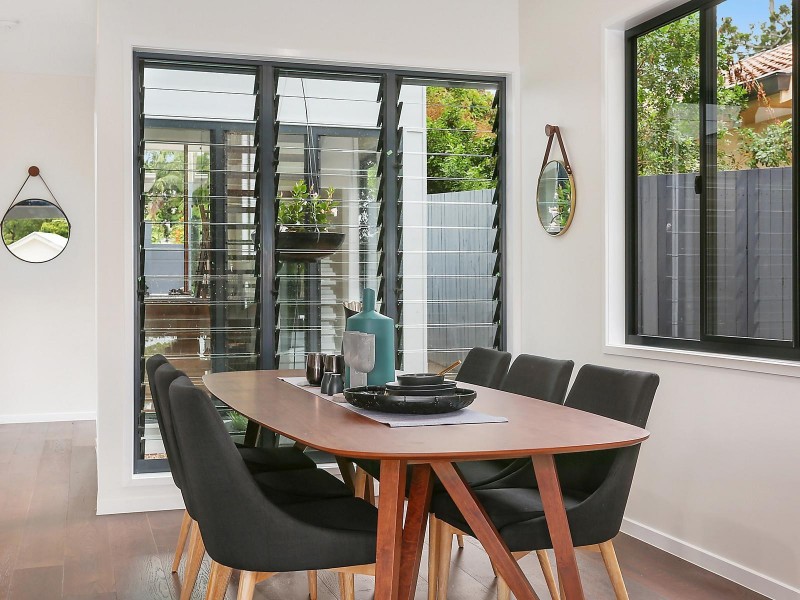 77 Eighth Avenue, St Lucia QLD 4067